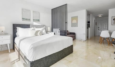 La Marinita - Marina Views Pool Parking Location Apartment in North Bay Village