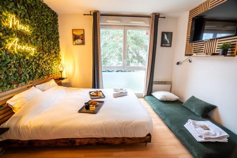 Bed, Living room, Photo of the whole room, Seating area, Bedroom, towels