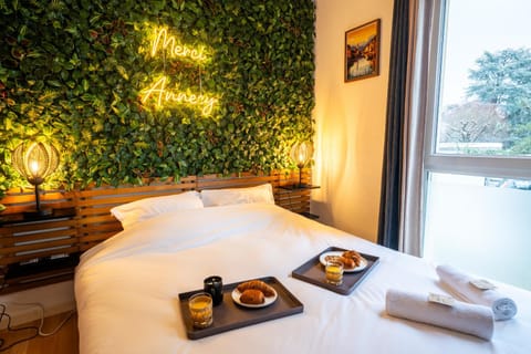 Bed, Food and drinks, Photo of the whole room, Bedroom, Food, Breakfast, Continental breakfast, Drinks, towels