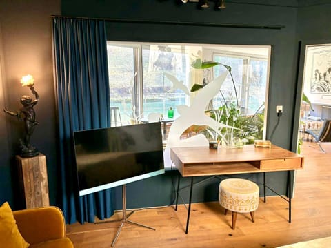 TV and multimedia, Seating area, Bedroom