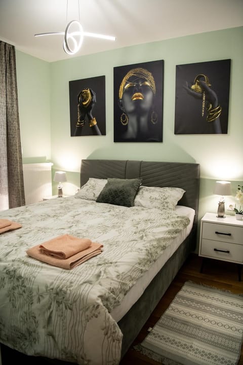 Bed, Photo of the whole room, Bedroom, towels