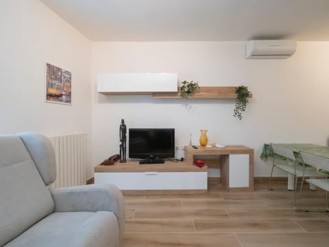 TV and multimedia, Living room, Dining area, air conditioner