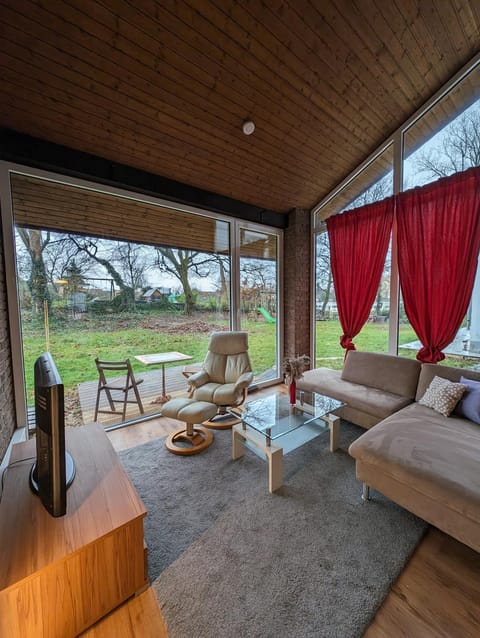 View (from property/room), Living room, Garden view