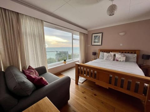 2 Bedroom Seaview Apartment Apartment in Wales