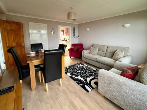 2 Bedroom Seaview Apartment Apartment in Wales