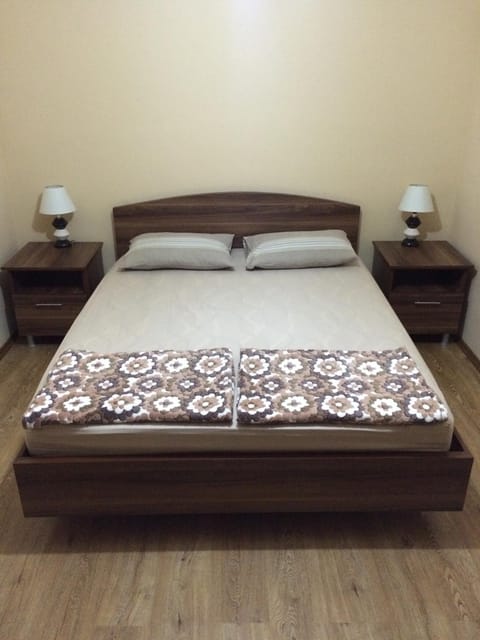 Shower, Toilet, Property building, Bathroom, Coffee/tea facilities, Balcony/Terrace, Kitchen or kitchenette, Bedroom, Garden view, Garden view, Mountain view, Street view, Street view