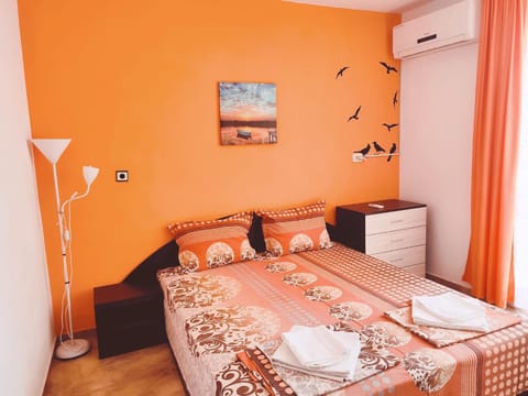 Bed, Balcony/Terrace, Photo of the whole room, Bedroom, towels, wardrobe, air conditioner