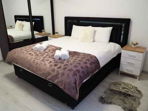 Bed, Photo of the whole room, Bedroom, towels