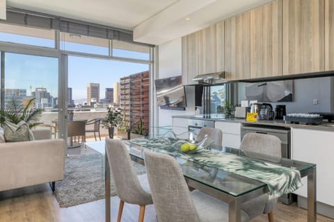 View (from property/room), Balcony/Terrace, Kitchen or kitchenette, Living room, Seating area, Dining area, City view, pet friendly