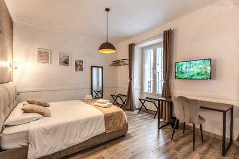 Bed, TV and multimedia, Photo of the whole room, Seating area, Bedroom