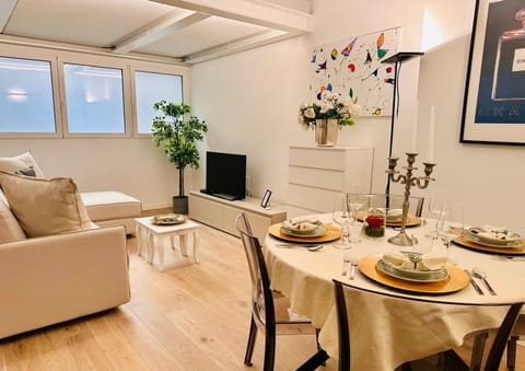 TV and multimedia, Seating area, Dining area