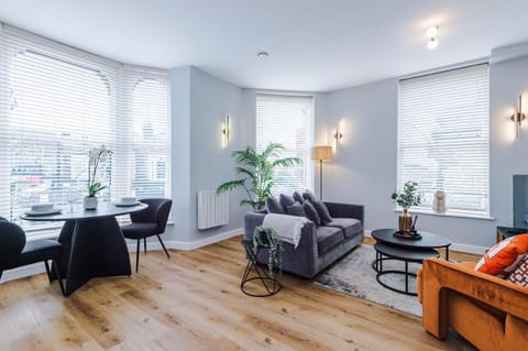 Harrogate House Apt 1 - Cheltenham Parade View Apartment in Harrogate