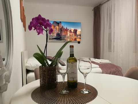 Bed, TV and multimedia, Living room, Photo of the whole room, Bedroom