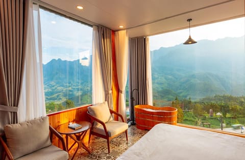 Hot Tub, View (from property/room), Photo of the whole room, Seating area, Mountain view, Bath