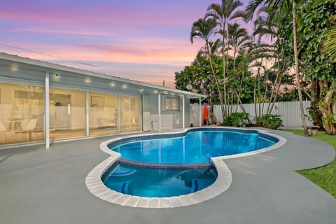 Day, Natural landscape, Hot Tub, Pool view, Swimming pool, sunbed