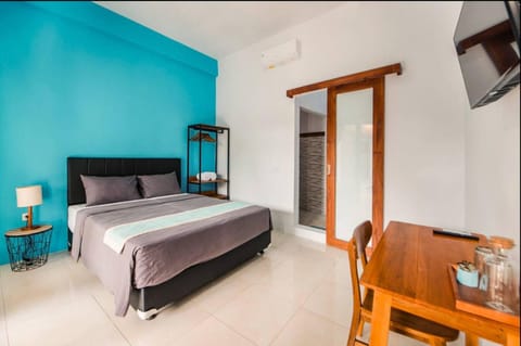 Bed, TV and multimedia, Photo of the whole room, Bedroom