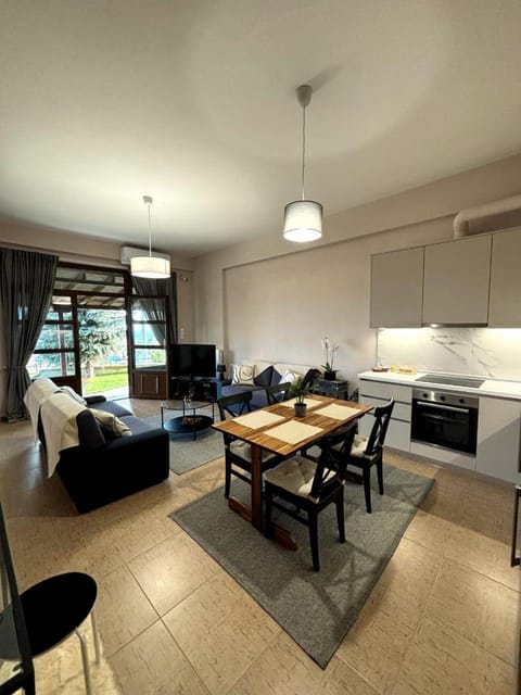 Kitchen or kitchenette, Living room, Seating area, Dining area