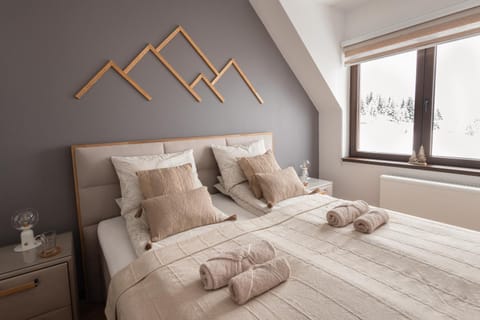 Bed, Bedroom, Mountain view, internet, towels