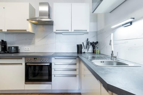 Coffee/tea facilities, Kitchen or kitchenette, stove, toaster, kitchen