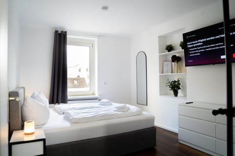 Bed, TV and multimedia, Photo of the whole room, Bedroom, towels