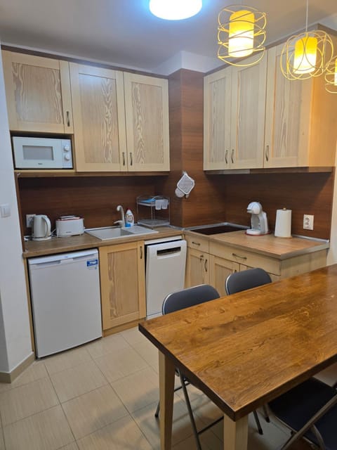Coffee/tea facilities, Kitchen or kitchenette, Dining area, dishwasher, stove, toaster