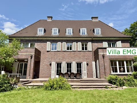 Property building, Patio, Day, Balcony/Terrace, Seating area