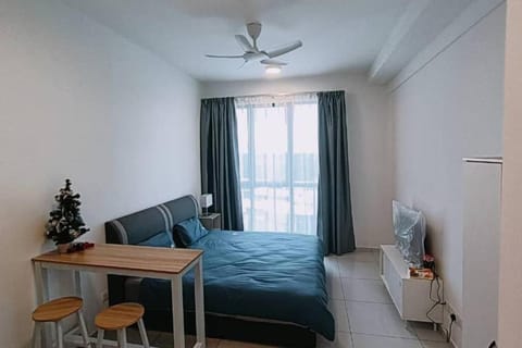 Bed, Dining area, Bedroom