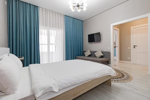 Bed, TV and multimedia, Bedroom