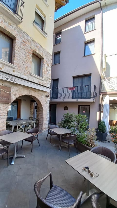 Property building, Day, Balcony/Terrace