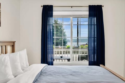 Lake Winnisquam 1 Bedroom Condo with Lake Views Apartment in Tilton