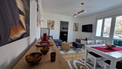 TV and multimedia, Living room, Seating area, Dining area