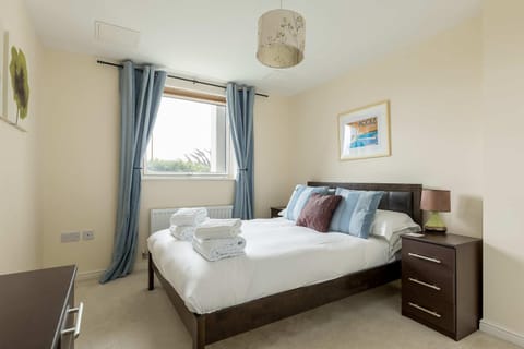 Bay Retreat- Moments from Hamworthy Park Apartment in Poole