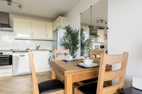 Bay Retreat- Moments from Hamworthy Park Apartment in Poole