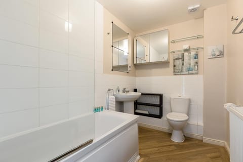 Bay Retreat- Moments from Hamworthy Park Apartment in Poole