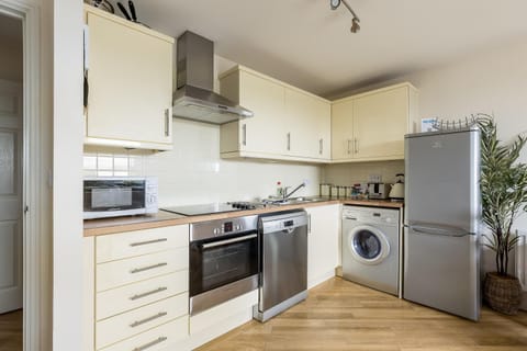 Bay Retreat- Moments from Hamworthy Park Apartment in Poole