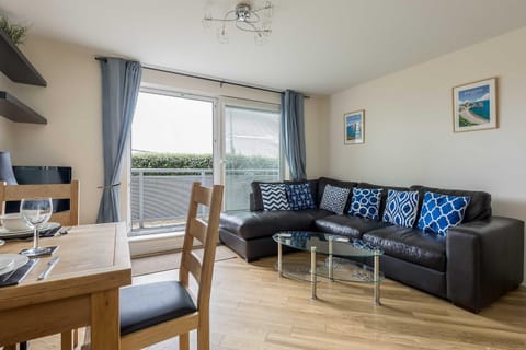 Bay Retreat- Moments from Hamworthy Park Apartment in Poole