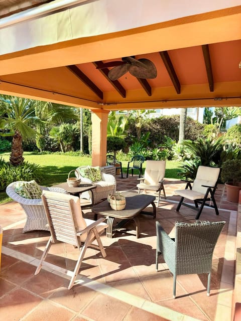 Patio, Day, Garden, Living room, Seating area, Dining area, Garden view