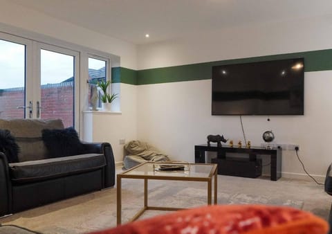 Communal lounge/ TV room, TV and multimedia, Living room, Seating area