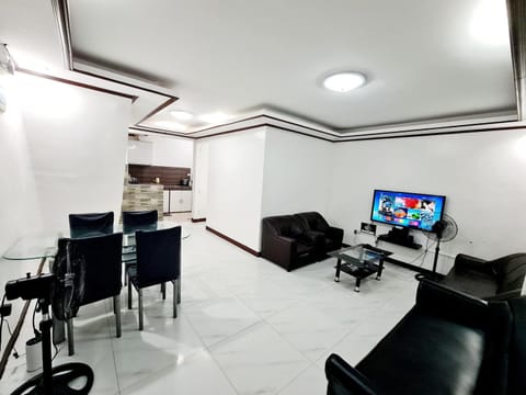 Communal lounge/ TV room, TV and multimedia, Living room, Seating area, Dining area, Evening entertainment