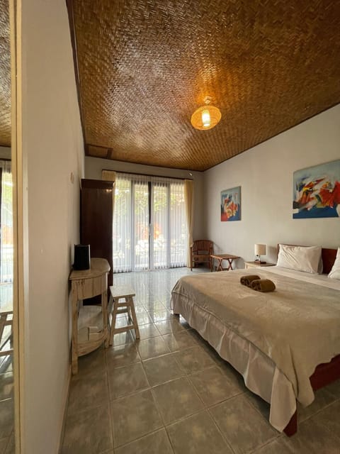 Bed, Living room, Photo of the whole room, Seating area, Bedroom, towels