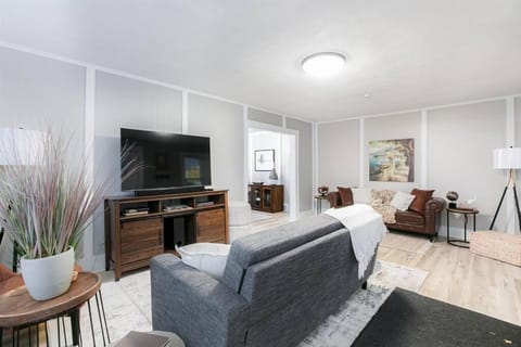 South Bend Serenity: Freshly Renovated 3BR 2mi ND House in South Bend