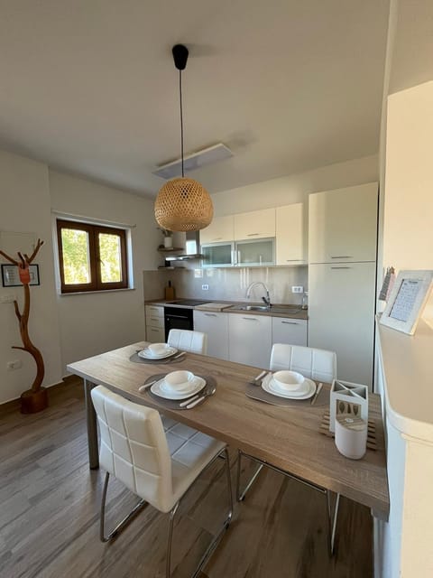 Kitchen or kitchenette, Dining area, stove