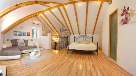 Bed, Photo of the whole room, Seating area, Bedroom