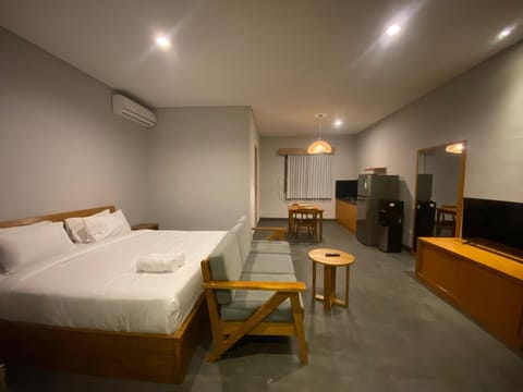 Bed, TV and multimedia, Bedroom