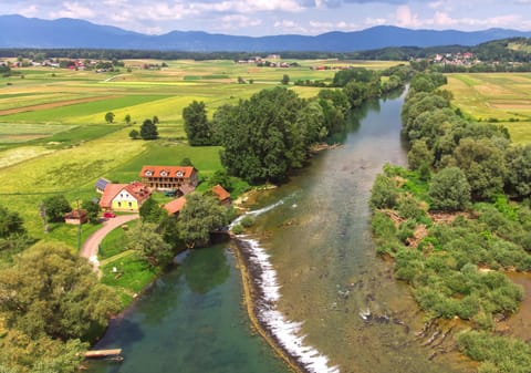 Property building, Natural landscape, Bird's eye view, Hiking, On site, Garden view