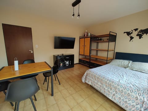 Bed, TV and multimedia, Dining area