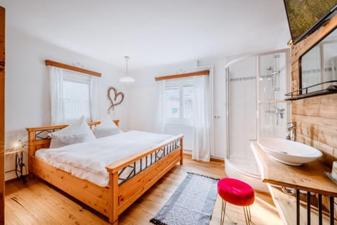 Shower, Bed, Bathroom, Photo of the whole room, Seating area, Bedroom, internet