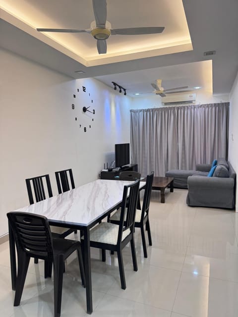 TV and multimedia, Living room, Seating area, Dining area, fireplace, air conditioner