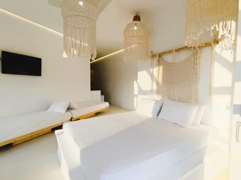 Bed, TV and multimedia, Photo of the whole room, Bedroom