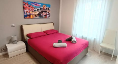 Bed, Photo of the whole room, Bedroom, towels
